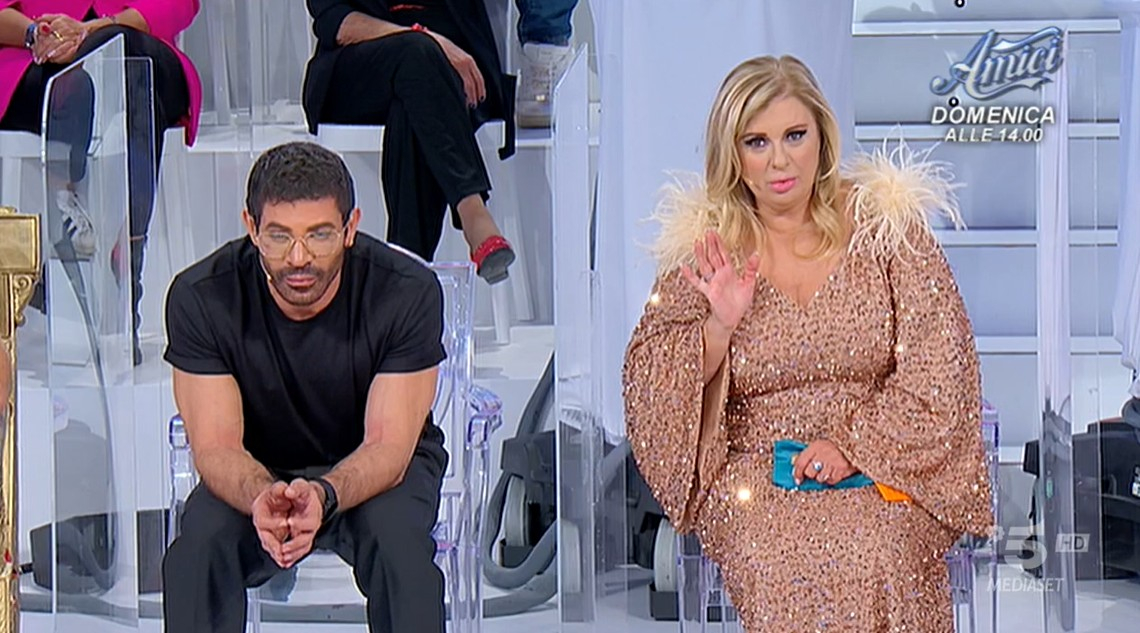 Uomini e Donne, puntata di oggi 21 novembre 2022: Riccardo lascia lo studio, Federica in lacrime