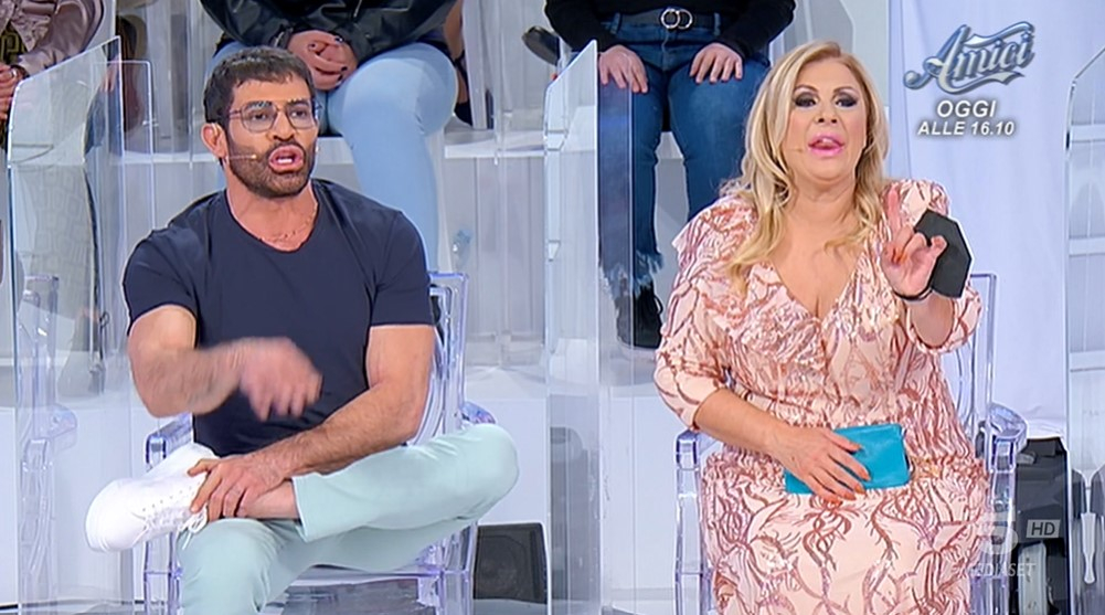 Uomini e Donne, puntata di oggi 2 dicembre 2022, diretta live: Gemma conosce Mario, Riccardo chiude con Gloria