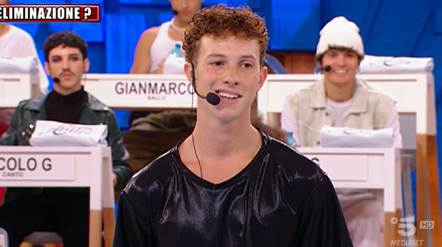 Wax in finale ad Amici 2023, Aaron eliminato, le polemiche e la rabbia sui social: “Vergognoso!”