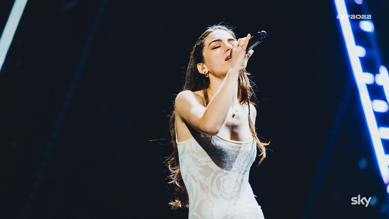 Intervista video a Joelle, cantante di X Factor 2022 nel roster di Rkomi