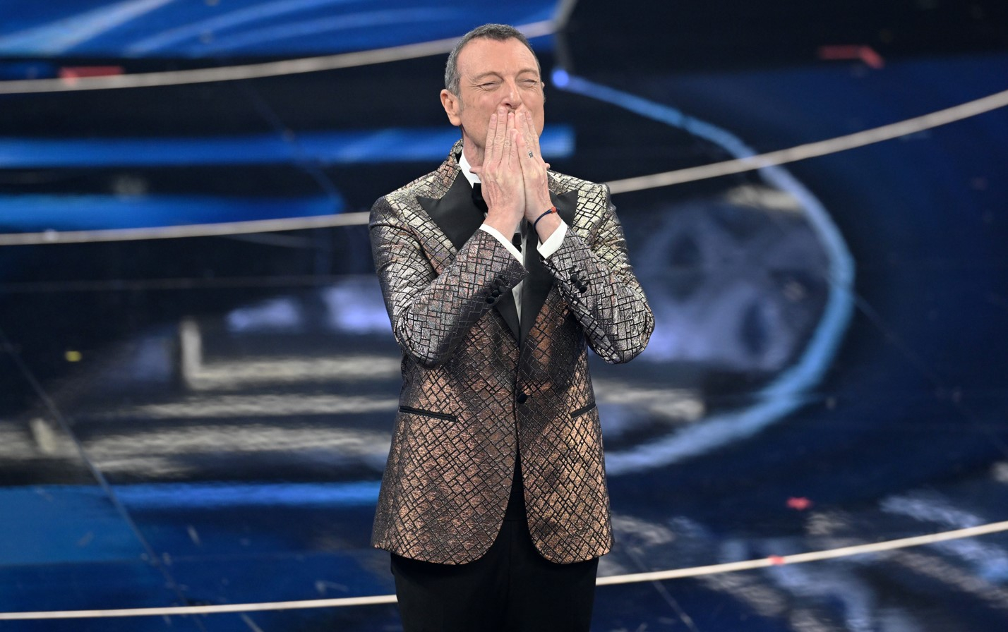 Sanremo 2024, Amadeus irritato per emissari Rai ai casting dei Giovani. La smentita di Amadeus da Fiorello