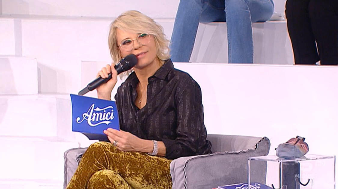 Amici 2022, anticipazioni 18 dicembre: ospiti, sfide, chi sarà eliminato #AmiciSpoiler