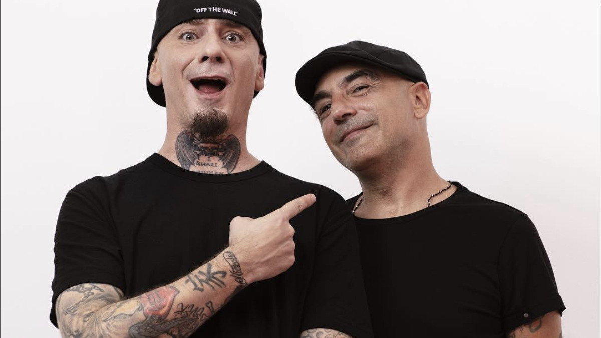 Gli Articolo 31 a Sanremo 2023: un debutto per il duo anni Novanta