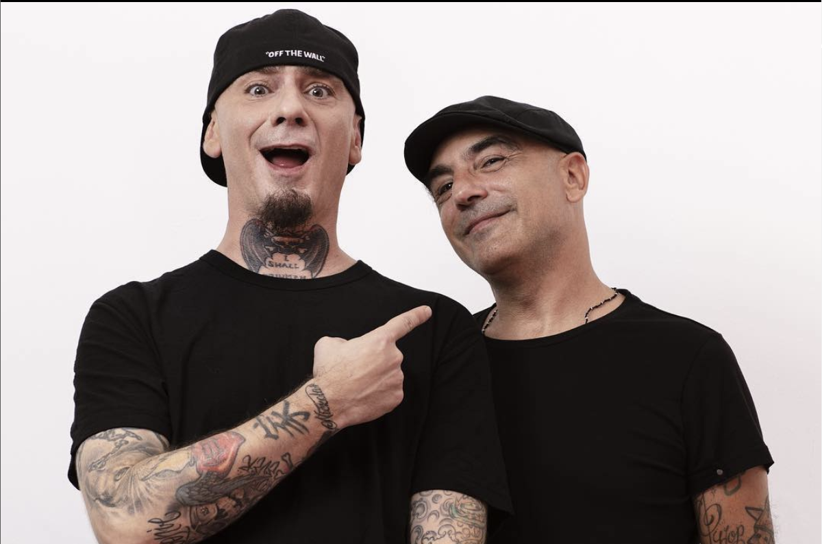 Gli Articolo 31 a Sanremo 2023: un debutto per il duo anni Novanta