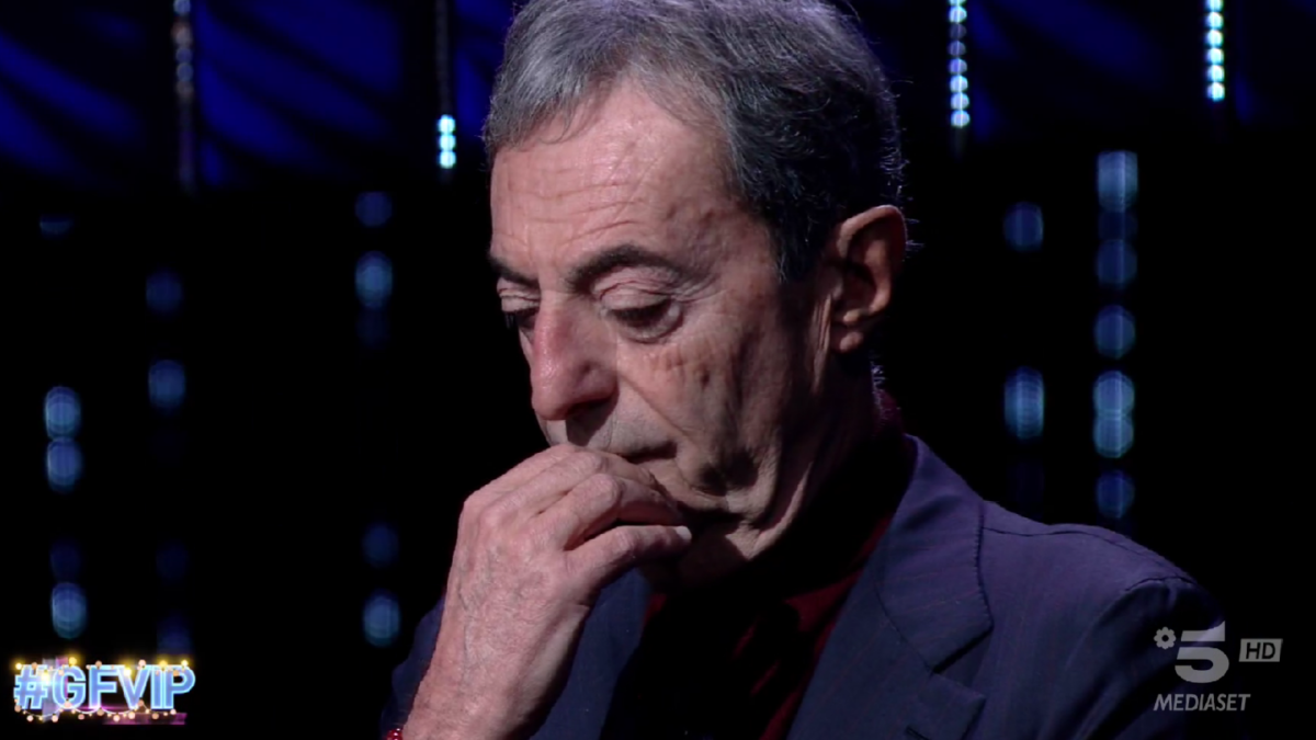 Grande Fratello Vip 2022, Attilio Romita cacciato di casa dalla compagna. Poi la parziale retromarcia: “Non voglio lasciarlo”. Signorini: “Sensazionalista io? Anche no”