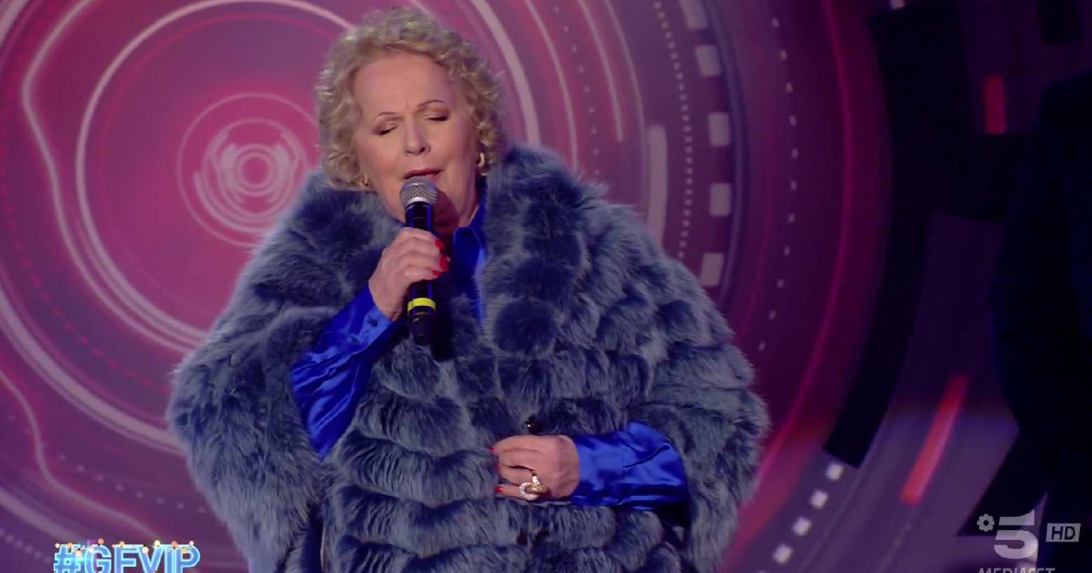 Grande Fratello Vip 2022, Katia Ricciarelli canta l’Ave Maria per Francesca Cipriani ad Alessandro Rossi (video)