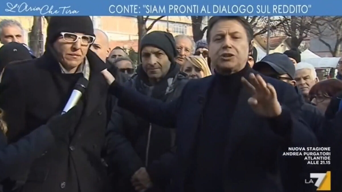 Giuseppe Conte inaugura il format della “piazza”. A perderci è solo l’intervistatore