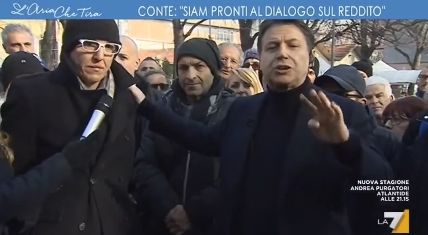 Giuseppe Conte inaugura il format della “piazza”. A perderci è solo l’intervistatore