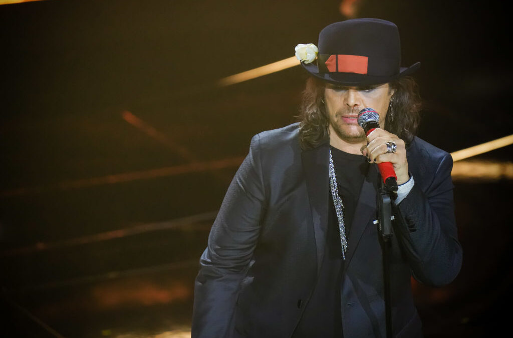 Gianluca Grignani in gara a Sanremo 2023 con Quando ti manca il fiato