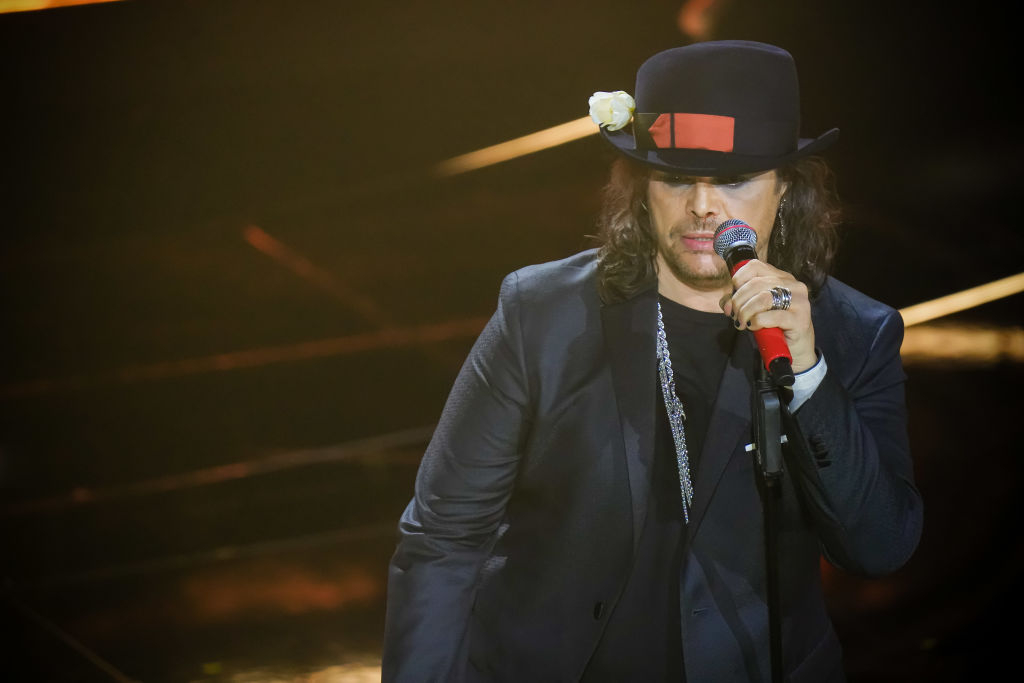 Gianluca Grignani in gara a Sanremo 2023 con Quando ti manca il fiato