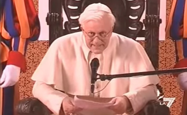 Ratzinger, un Papa anti-televisivo ma sempre al centro dell’attenzione. Dalla satira di Crozza alle accuse di Baudo