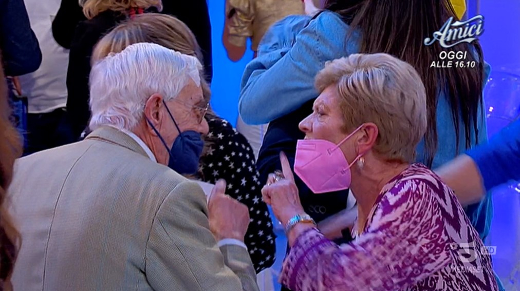 Uomini e Donne, Maria De Filippi difende Alessandro dall’ira di Pinuccia: “Non lo devi trattare così, non se lo merita” (video)