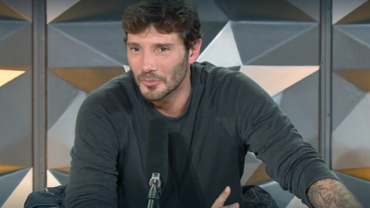 La Conferenza Stampa è la versione teen di Belve. Stefano De Martino: “Usate il preservativo. Io ho fatto più il salto della quaglia”