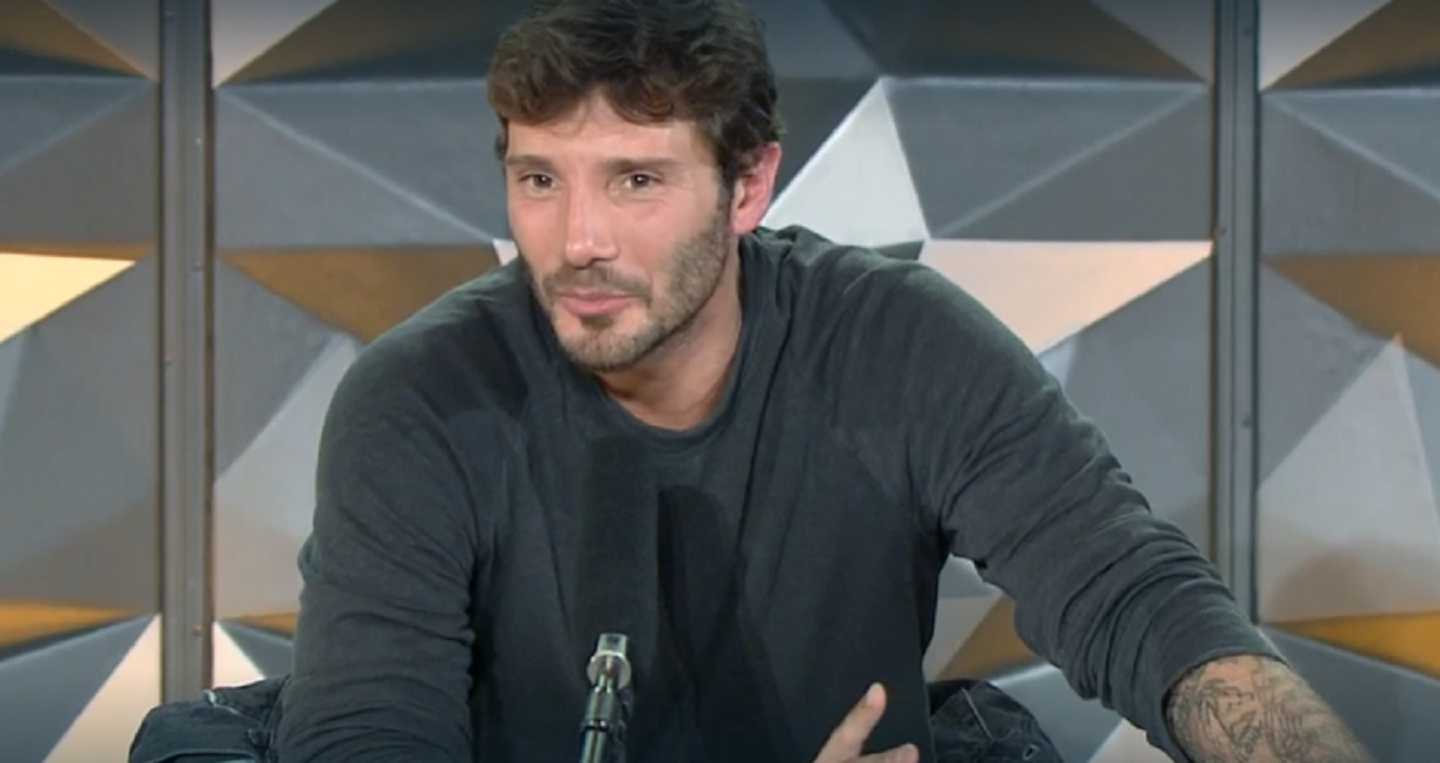 La Conferenza Stampa è la versione teen di Belve. Stefano De Martino: “Usate il preservativo. Io ho fatto più il salto della quaglia”
