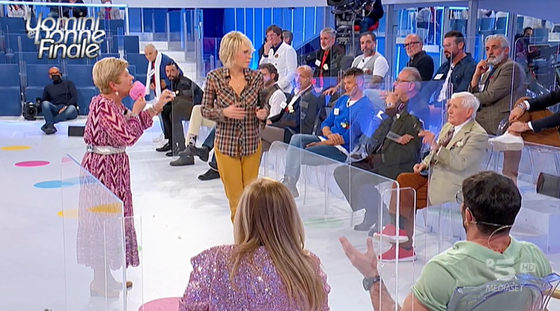Uomini e Donne, puntata 13 dicembre 2022, Pinuccia e Alessandro ai ferri corti, Federico bacia Carola
