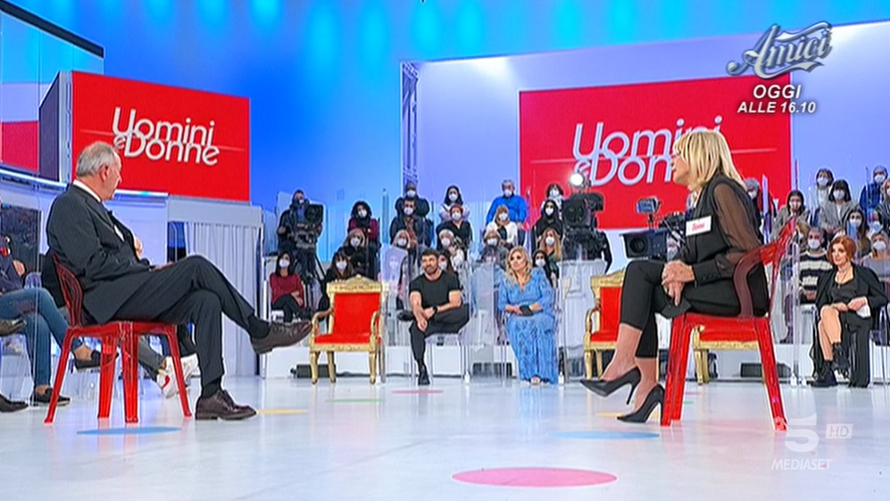 Uomini e Donne, puntata 15 dicembre 2022: Giuseppe esce con Silvia, lite tra Federico e Carola dopo il bacio in esterna