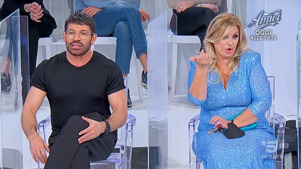 Uomini e Donne, puntata di oggi 20 dicembre 2022 in diretta: Armando discute con Cristina e Antonella, Riccardo e Gloria si chiariscono