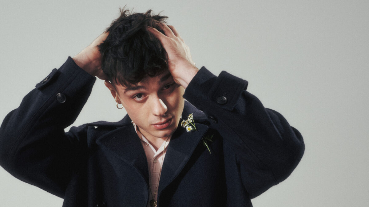 Olly racconta “Polvere”, il brano in gara a Sanremo 2023 (intervista video)