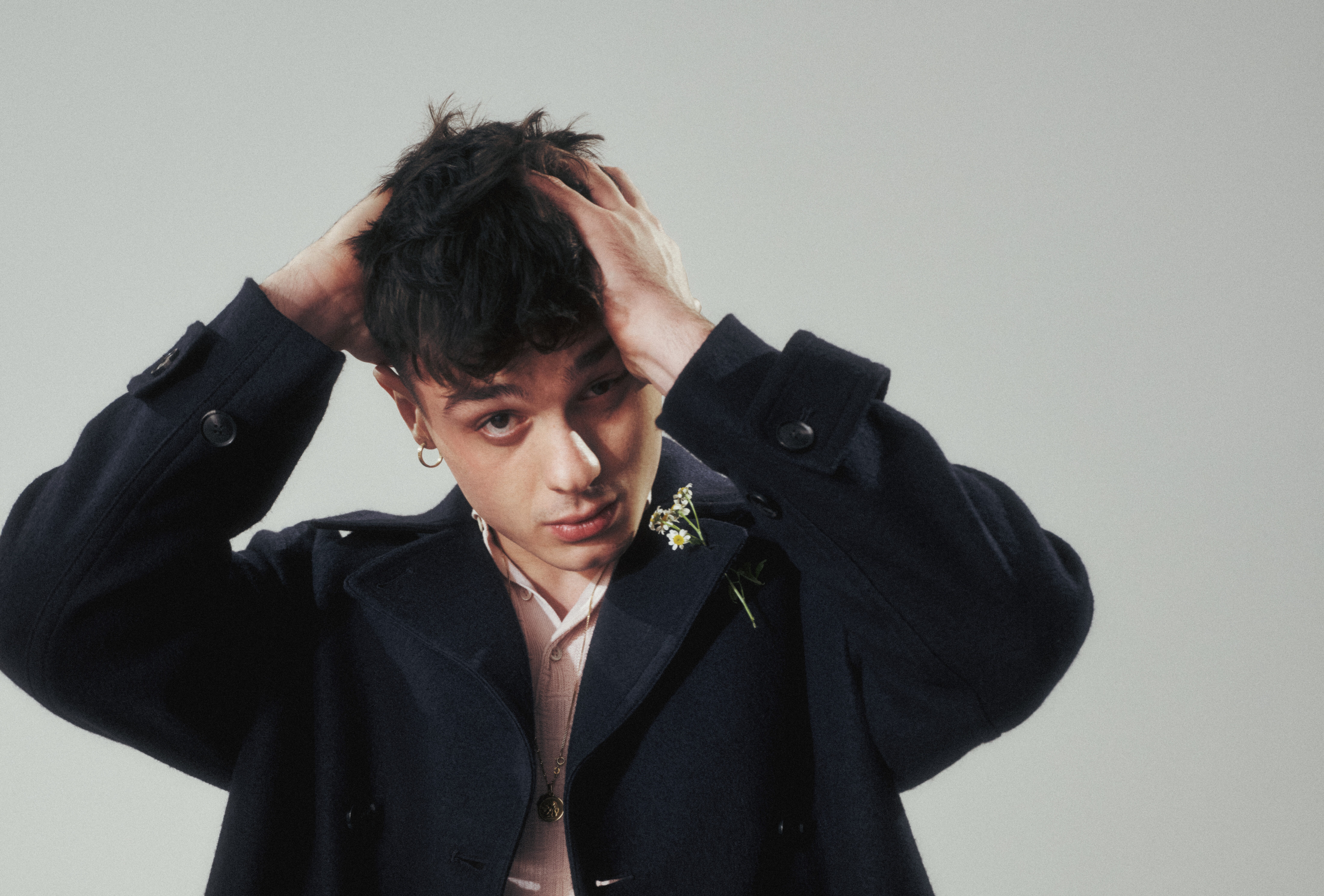 Olly racconta “Polvere”, il brano in gara a Sanremo 2023 (intervista video)
