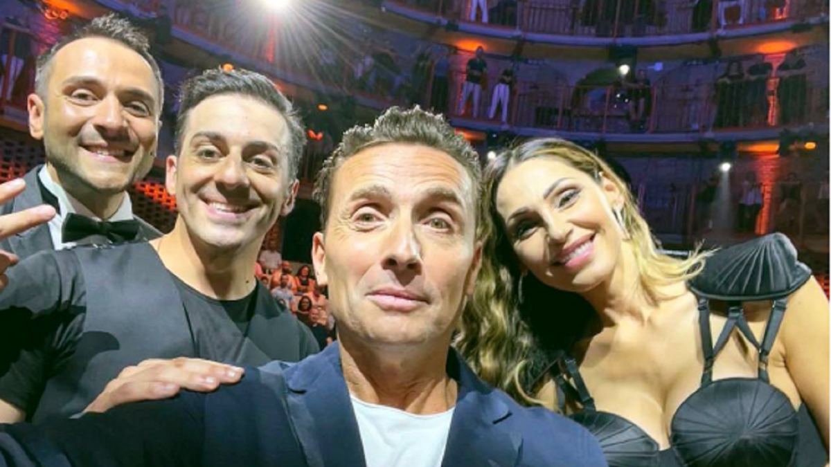 Francesco Cicchella, il suo one man show Cic to Cic è una perla nascosta su Prime Video ma sembra uno show da Rai 1 dei tempi d’oro