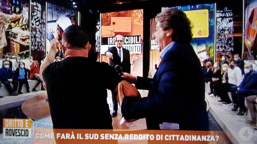 Dritto e rovescio, lite furibonda sul reddito di cittadinanza. Del Debbio va in pubblicità