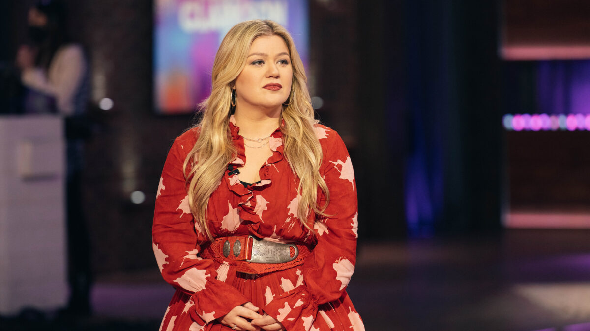 Kelly Clarkson, stalker arrestata dopo aver violato l’ordine restrittivo per ben 12 volte (con un inquietante dettaglio)