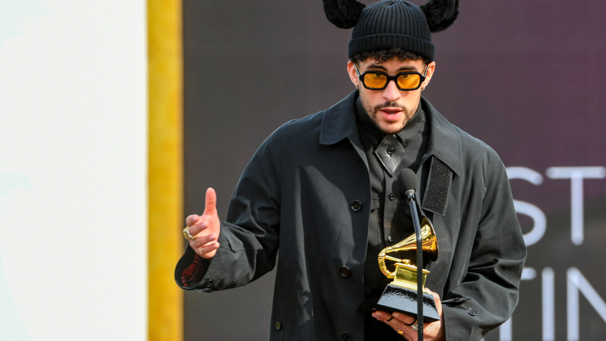Bad Bunny lancia il cellulare di una fan: il video diventa virale e nascono le polemiche