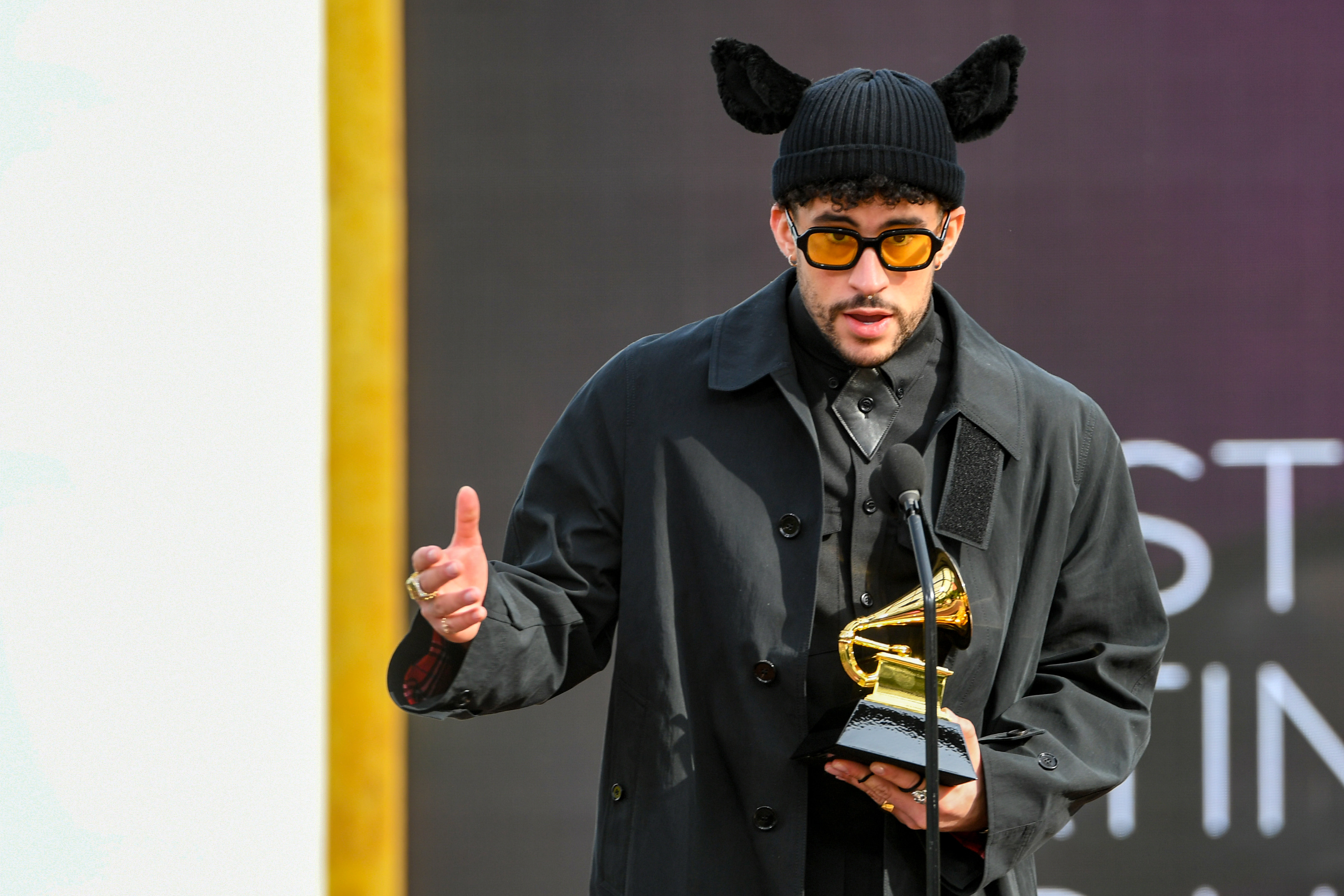 Bad Bunny lancia il cellulare di una fan: il video diventa virale e nascono le polemiche