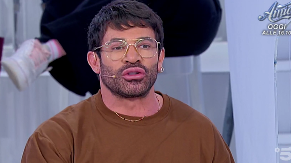 Gianni Sperti a Verissimo risponde a Paola Barale parlando ancora di “tendenze sessuali”