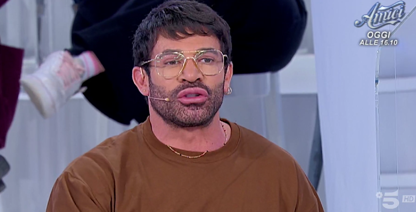 Gianni Sperti a Verissimo risponde a Paola Barale parlando ancora di “tendenze sessuali”