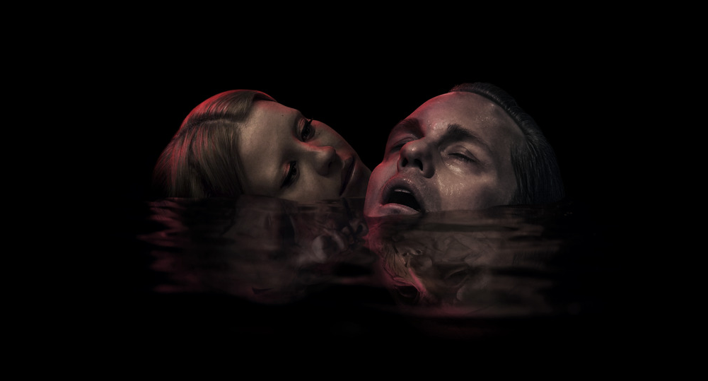 Infinity Pool: trailer, colonna sonora e nuovi poster del film horror di Brandon Cronenberg
