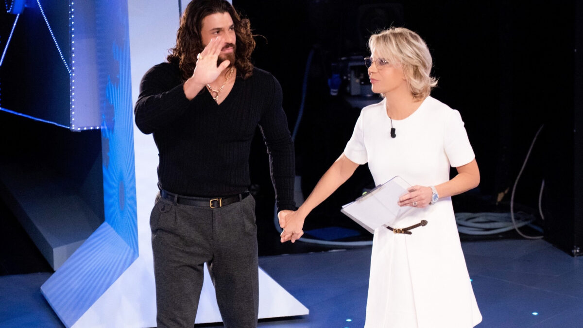 Ascolti tv sabato 7 gennaio 2023: C’è Posta per Te riparte da 4,9 mln, Tali e Quali da 3,3 mln; terza Città Segrete