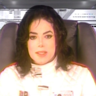 Michael Jackson in un video che lo mostra come personaggio live-action di un vecchio videogioco SEGA