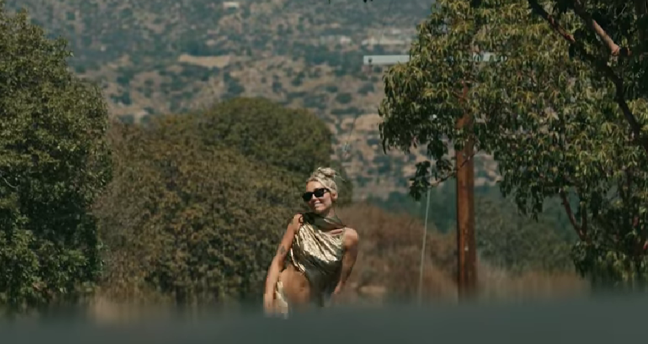 Flowers, Miley Cyrus: ascolta il nuovo singolo, leggi traduzione e testo (video ufficiale)