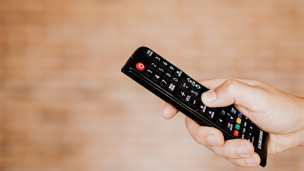 Il telecomando (e il televisore) del futuro, l’Agcom interviene in difesa della tv tradizionale