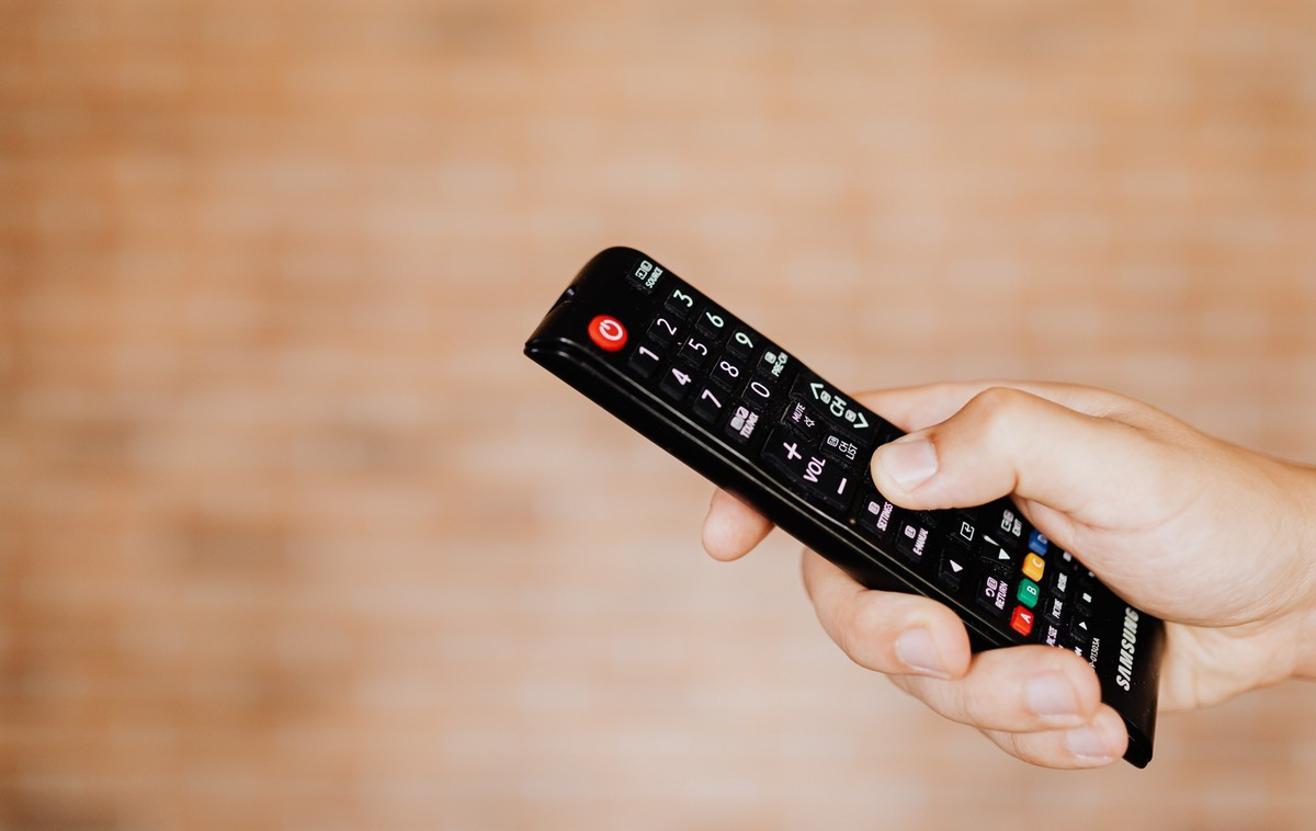 Il telecomando (e il televisore) del futuro, l’Agcom interviene in difesa della tv tradizionale