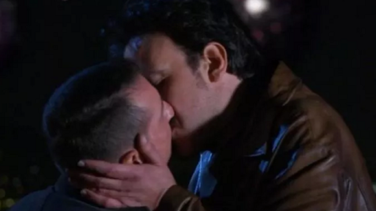 Un posto al sole, sul bacio gay una polemica inesistente: c’era già stato nel 2015. Ma il primo personaggio LGBT della soap risale addirittura al 1996