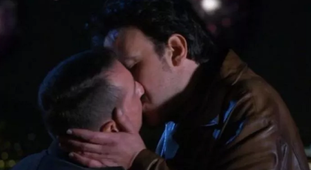 Un posto al sole, sul bacio gay una polemica inesistente: c’era già stato nel 2015. Ma il primo personaggio LGBT della soap risale addirittura al 1996