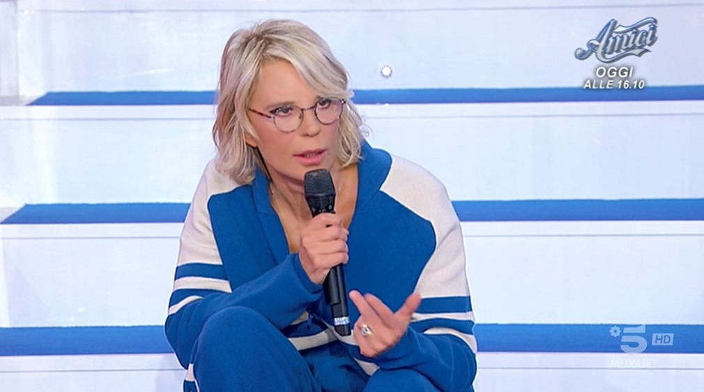 Uomini e Donne, puntata 18 gennaio 2023: Elena e Vito chiudono la frequentazione, Carola piange