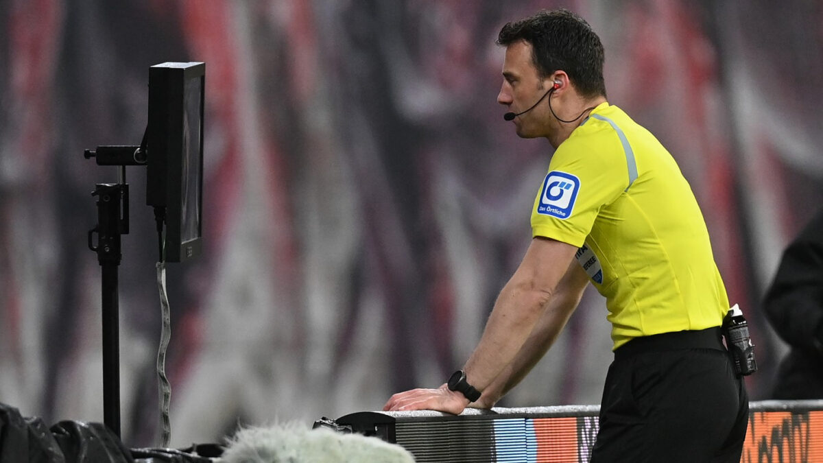 Calcio: dialoghi arbitro-Var in diretta tv, da domani la sperimentazione storica