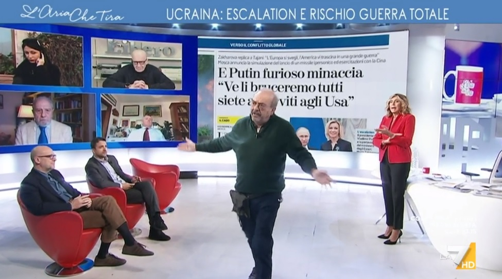 L’Aria che tira, lite tra Roncone e Vauro: “Ha comportamenti fascisti”. Il vignettista: “E lei è un cogl**ne”