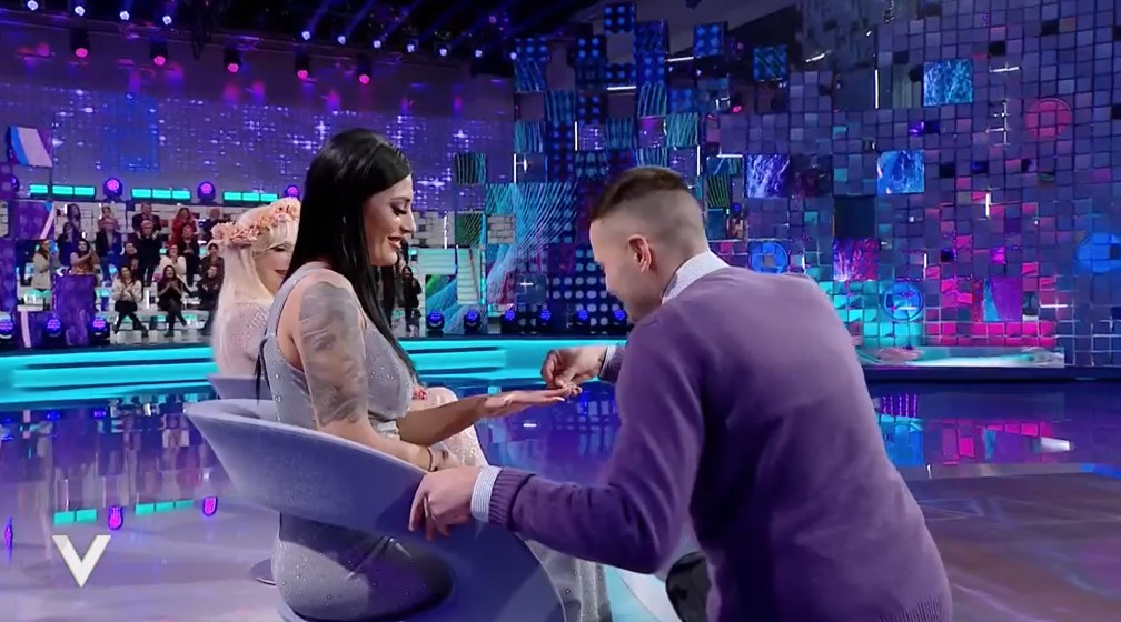 Verissimo: la proposta di matrimonio del figlio di Ilona Staller alla fidanzata Madalina in diretta tv (video)