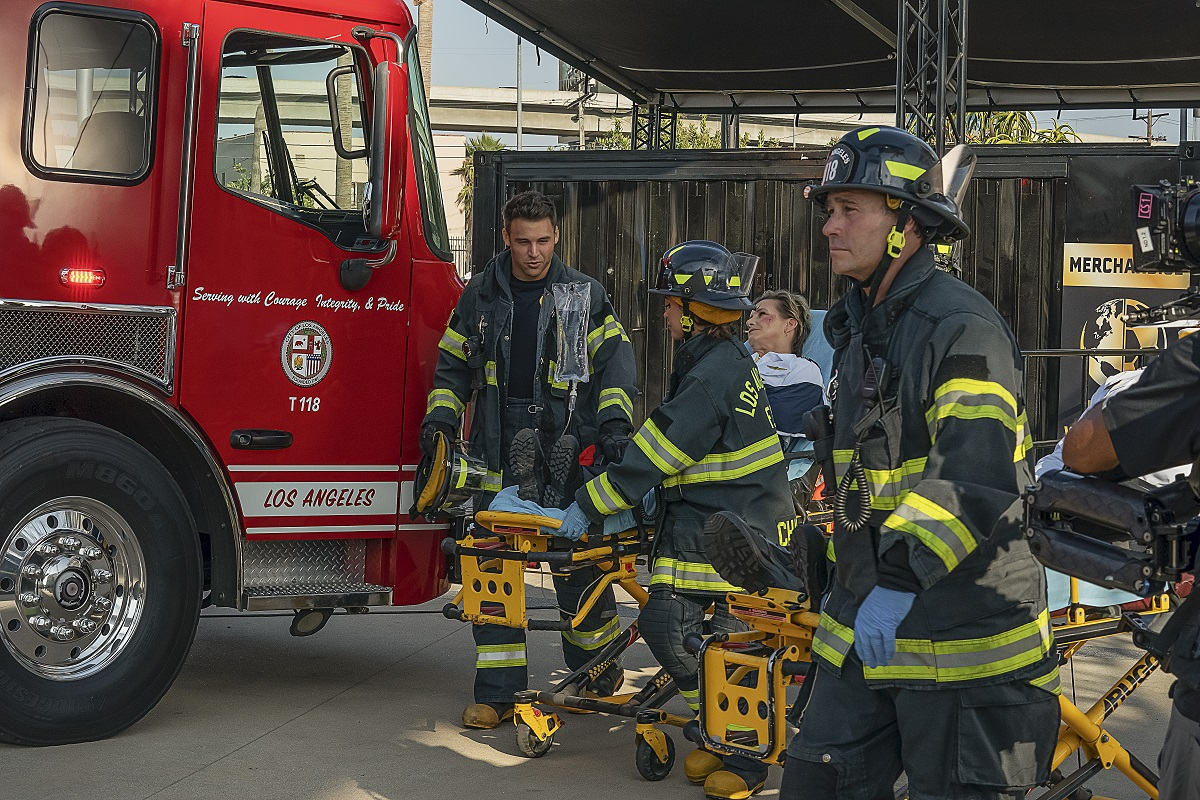 911 su Disney+, tra tragedie ed emozioni tornano i pompieri di Los Angeles: trama, cast e streaming della sesta stagione