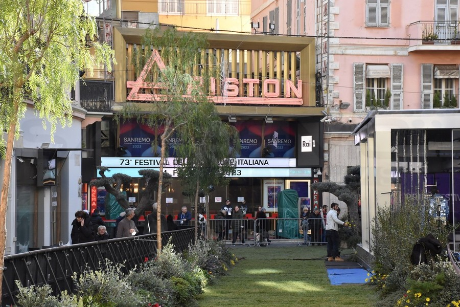 Sanremo 2023, davanti al Teatro Ariston “C’è un grande prato verde…”: ecco il green carpet – FOTO