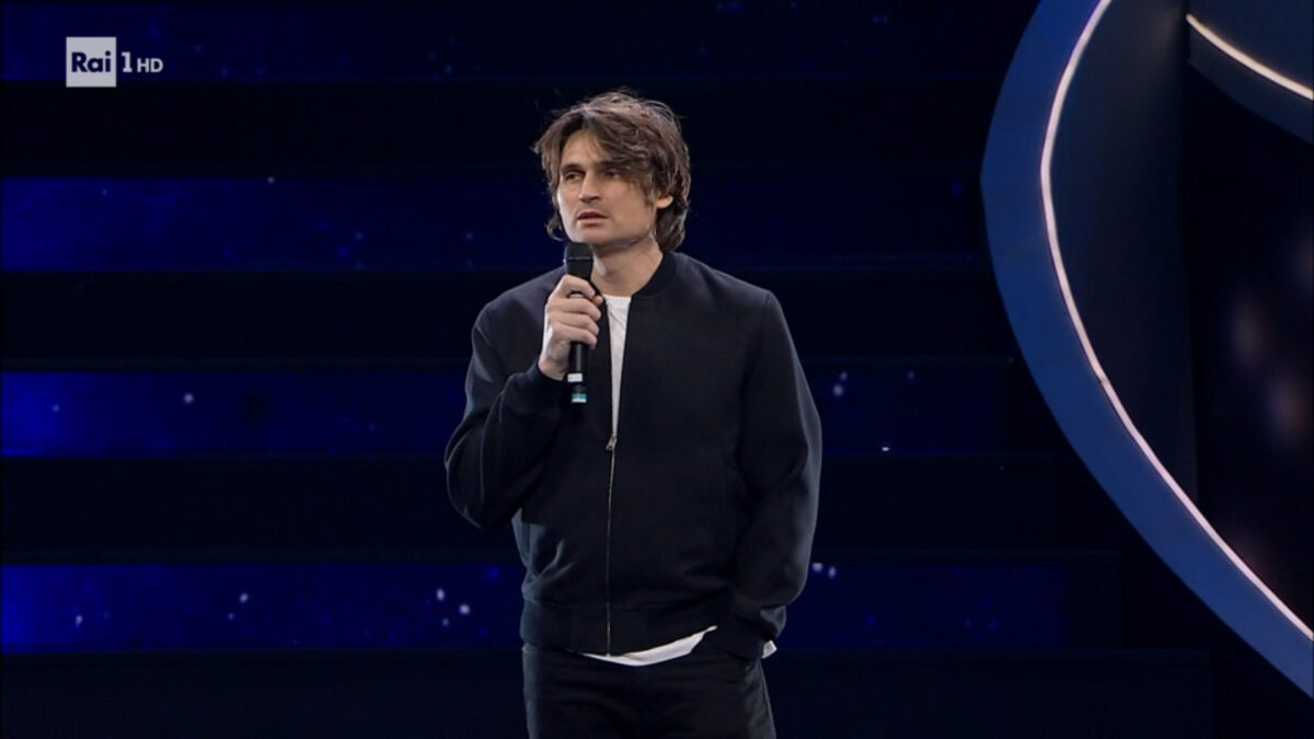 Sanremo 2023, l’intervento di Angelo Duro e il disclaimer evita-polemiche di Amadeus