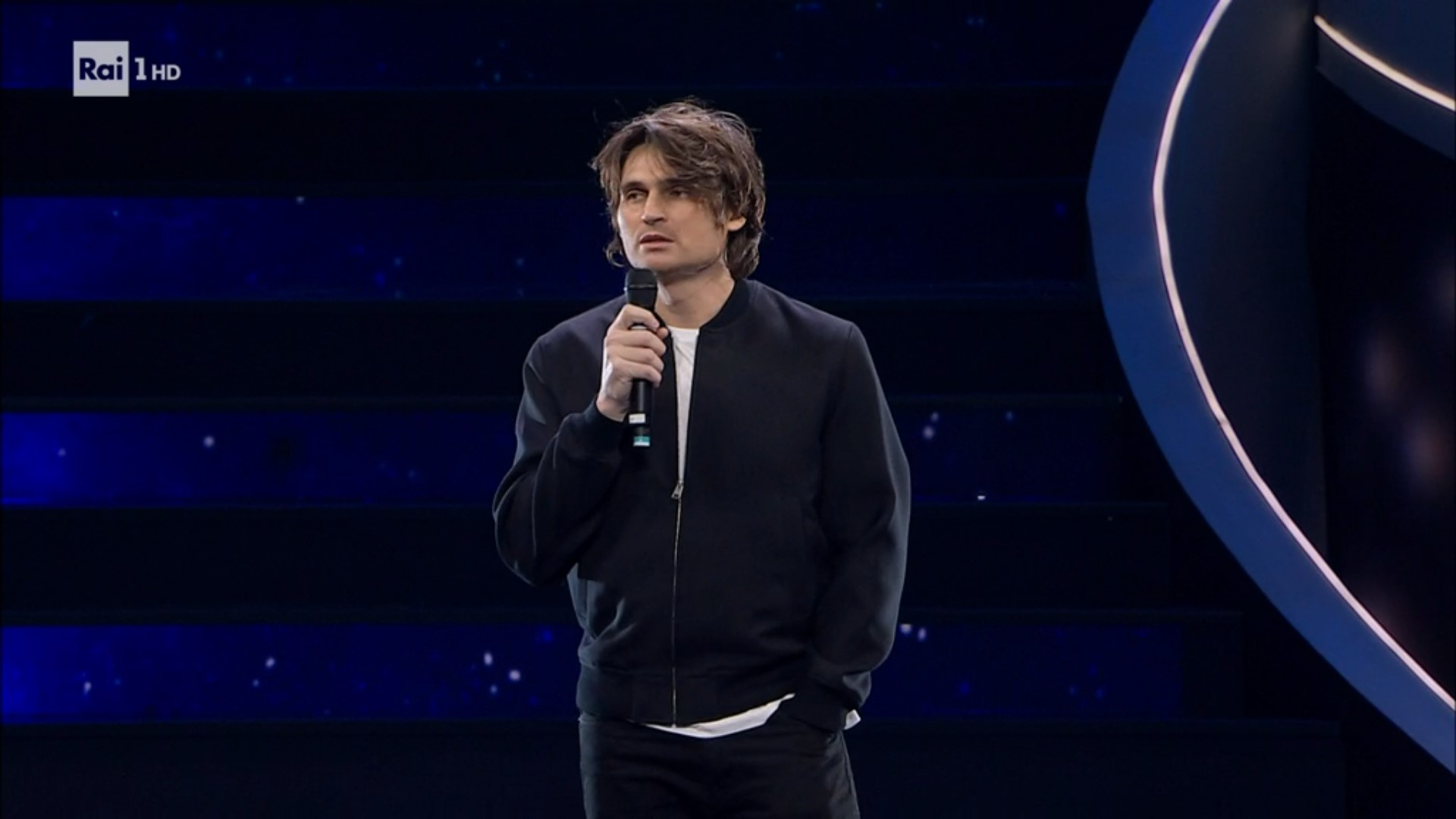 Sanremo 2023, l’intervento di Angelo Duro e il disclaimer evita-polemiche di Amadeus