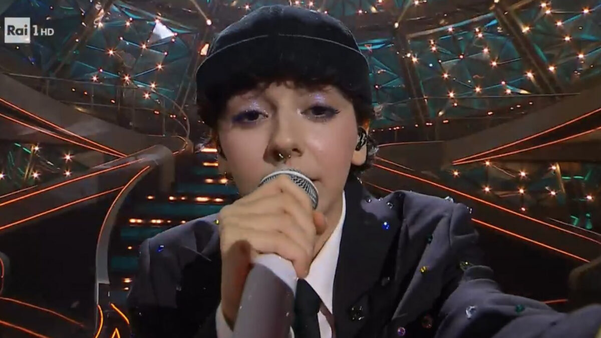 Sanremo 2023, perchè gli artisti dicono “Tam Tam” sul palco? È l’inno del FantaSanremo 2023