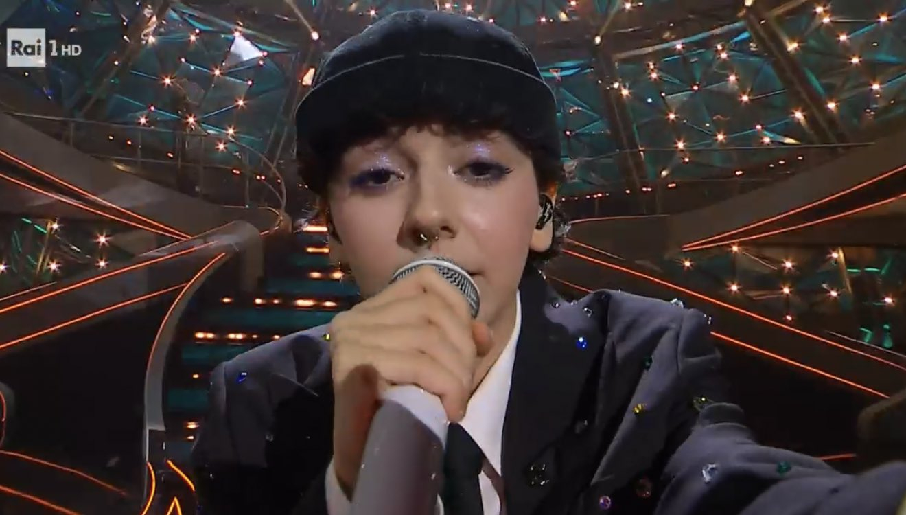 Sanremo 2023, perchè gli artisti dicono “Tam Tam” sul palco? È l’inno del FantaSanremo 2023
