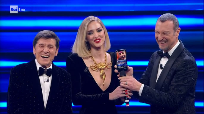 Sanremo 2023, Fiorello prende in giro Amadeus per il bacio Fedez – Rosa Chemical: “Domani in prima pagina dell’Avvenire”