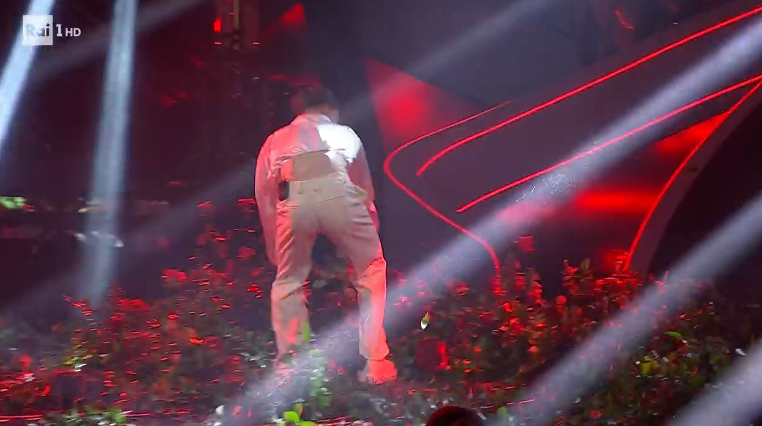 Blanco distrugge i fiori sul palco di Sanremo 2023 tra i fischi del pubblico: ecco cosa è successo (VIDEO)